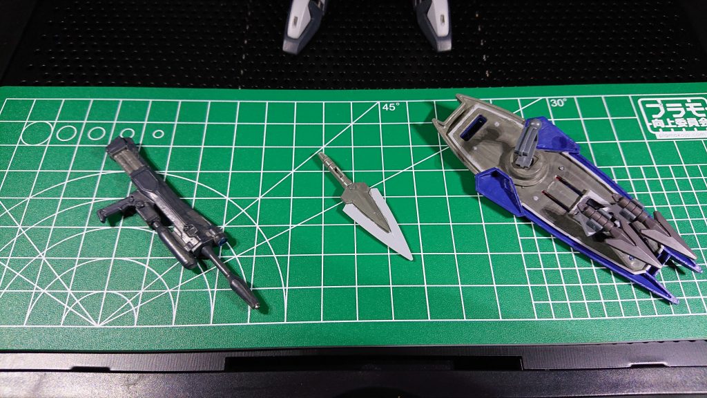 【武装】バルカン x4ビームサーベル x2(手持ち時)/回転式ビームバルカン x2(サイドスカート装着時) ビームライフル x1 (デュエルのを流用)シールド x1 (ダガーLシールドのグリップをタクティカルレールに変更)【オプションナル(タクティカルレールに装着)】スティレット x2アーマーシュナイダーII x1 (刃部にビームを覆われたことで切り味改善/見た目はスティレットに似てるがロケット推進なし)