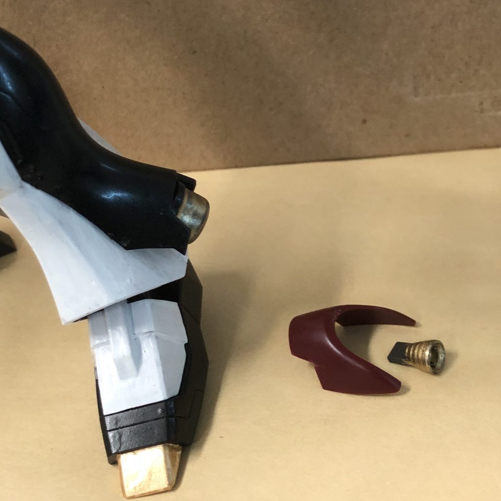 くるぶしスカートはモールドラインに合わせてカットしました。タガネで溝を深くしていって綺麗に取れました。バーニアもつけないことにして、土台パーツっぽいやつを金色に塗ることで大口径バーニアっぽく見せることにしました。