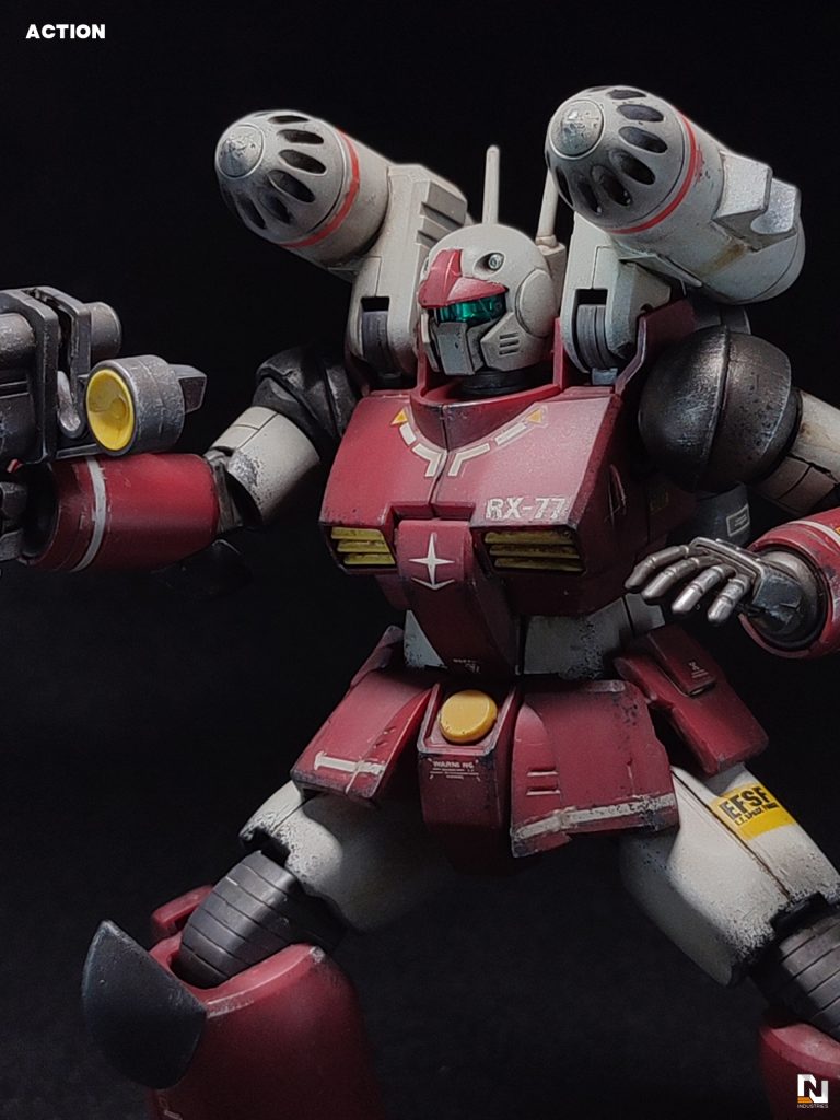 アクションポーズ。施した加工・塗装・ウェザリング工程は以下の通りです。1.太腿を左右分割して2mm、上腕は0.5mmプラ板を巻いて幅増し。2.色味を合わせるべく頭部・SML・上腕・太腿を黒立ち上げでグラデーション塗装3.肩部と脚付け根関節、手のみ赤鉄色で塗装4.全体をつや消しトップコート5.タミヤウェザリングカラー「マルチホワイト」「グランドブラウン」で多重ウォッシング6.タミヤエナメル「フラットブラック」でスポンジチッピング7.タミヤエナメル「チタンシルバー」でドライブラシ8.タミヤウェザリングマスター「スス」で表情付け9.同「サンドブラウン」で足回りに砂汚れ10.再度つや消しトップコート11.カメラアイ内部をガンマカメッキシルバーで筆塗り以上になります。