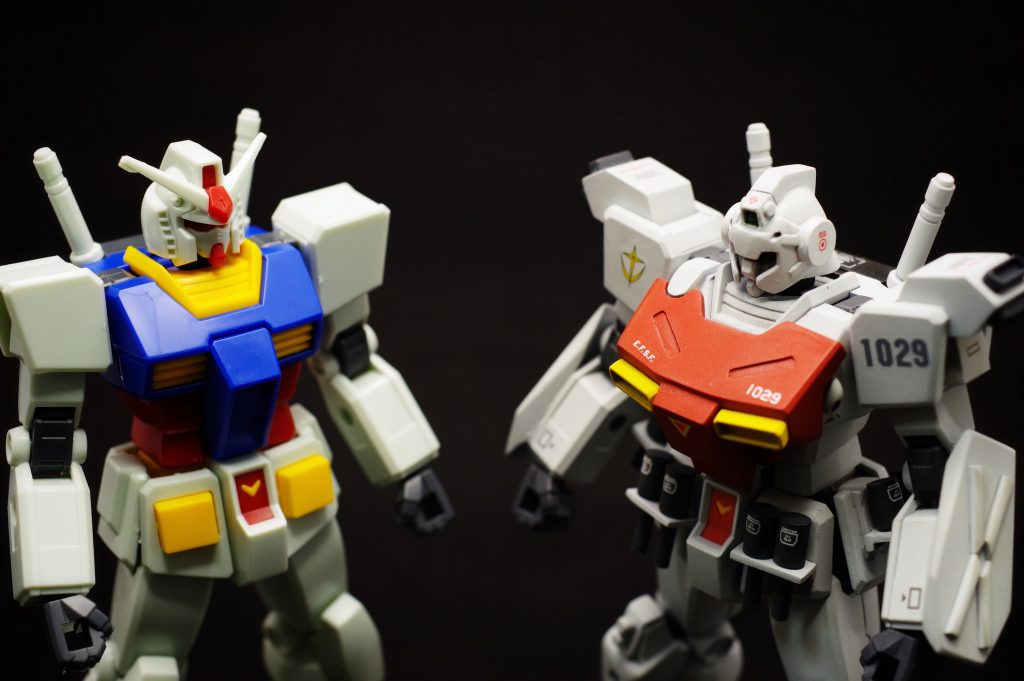 上半身の比較です。肩アーマーは1mmプラ板で厚みを出しています。また、スラスターを追加しました。腕の可動域は超狭くなりました。