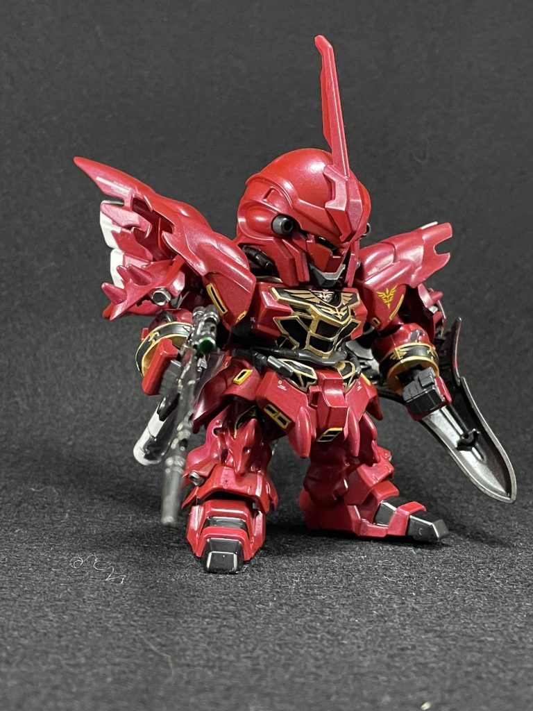 前からのショット。エングレービング塗装、初挑戦にしては上手くいって満足です。エングレービング塗装はエナメルを剥がしていくのが楽しいですね。----カラーレシピーーーー下地…グレーサフ本体レッド部分…水性ホビーカラーメタリックレッド関節・動力パイプ等…水性ホビーカラーグレー:黒鉄色=1:1モノアイ…水性ホビーカラーシルバーの上にクリアグリーン武器、シールド裏…水性ホビーカラー黒鉄色背面プロペラントタンク…水性ホビーカラーホワイト背面バックパックのバーニア…水性ホビーカラー焼鉄色エングレービング…水性ホビーカラーゴールドの上からタミヤエナメルのフラットブラックを塗り、溶剤を染みこませた綿棒でふき取り仕上げ…水性プレミアムトップコート(半光沢)ーーーーーーーー