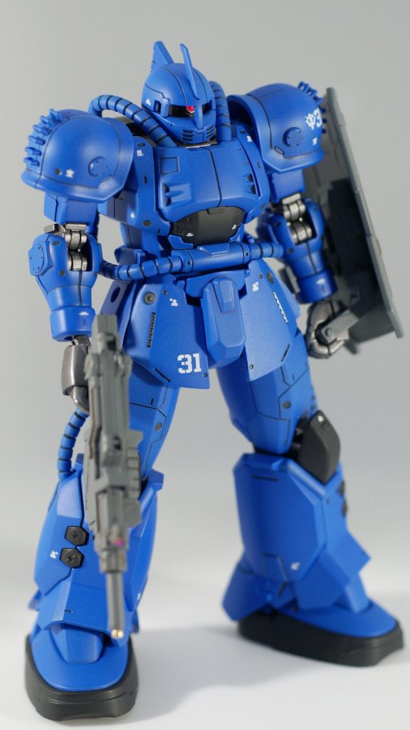 モノアイは、HIQパーツとWAVEのＨアイズの組み合わせ。ライフルの銃口はつぶし玉、センサーはラピーテープで再現しています。また、墨入れ塗料ブラウンでウェザリングぽくしました。