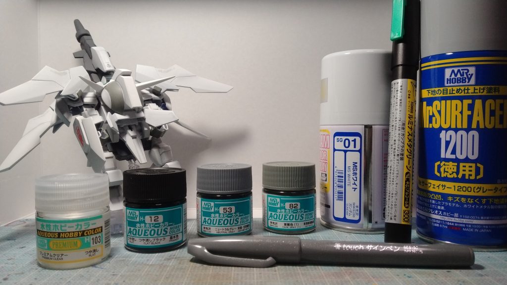 簡易フィニッシュで作っていた頃からスミ入れ時に愛用している、ぺんてるの筆タッチサインペンです。ガンマカの拭き取りタイプと同じ要領で使っていますが、ペン先も細く丈夫なので長持ちします。これを全体のエッジ部分にも塗って、綿棒で拭き取り、パステルシャドウっぽくしました。自分好みの薄く汚れた感じになり、最後に水性トップコートを吹けば定着するので重宝してます。以前投稿したフリーダムやユニコーンもこの手法で、成型色のままでもエッジが透け難い感じに仕上がります。今回初めて缶スプレー塗装をメインに制作してみましたが、白系の為か予想以上に苦戦してしまい、思ったよりもサクっとはいかなかったです。しかし、マジックリン消しの手応えはあったので、創傑伝やヒーローズの猛者達にリベンジしたい🤣最後まで閲覧して頂きありがとうございました！！