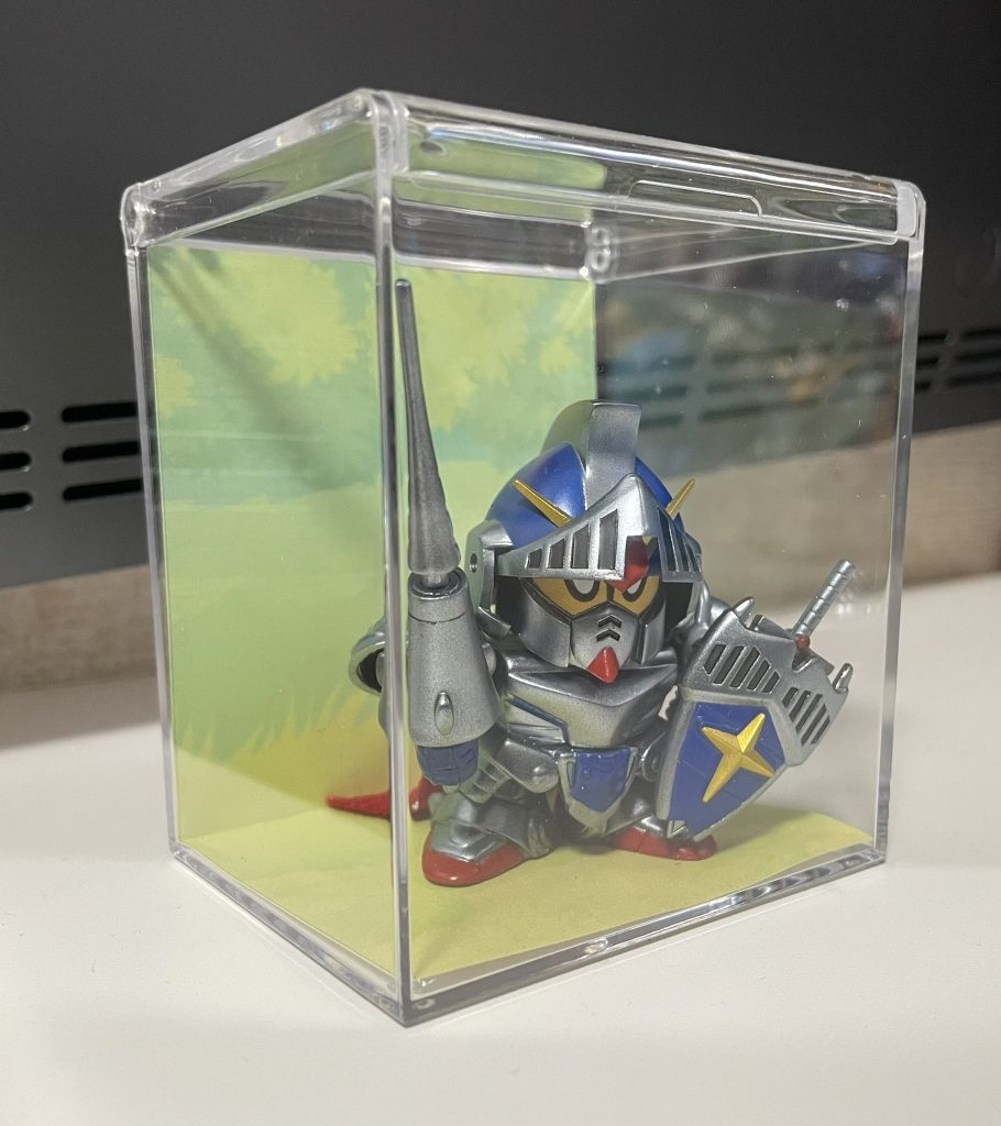 最後にダイソーで買ったクリアケースに背景と一緒に入れて飾りやすく保護も出来て便利です。