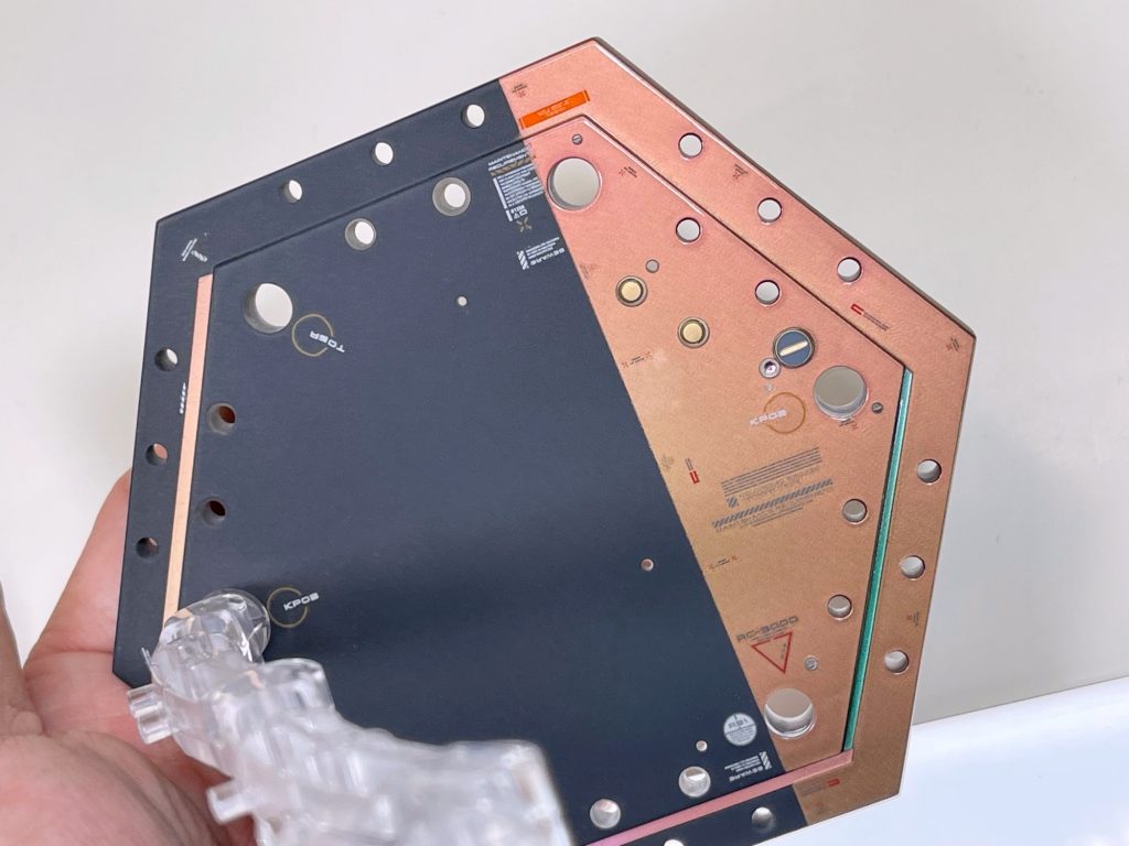 専用のディスプレイ台座も追加製作しています。ブラック部分はセミフラットコートで、ピンクゴールドのような部分はグロス仕上げで、ベース本体にもディテールを追加しながら、塗装と改修両面で手を加えています。