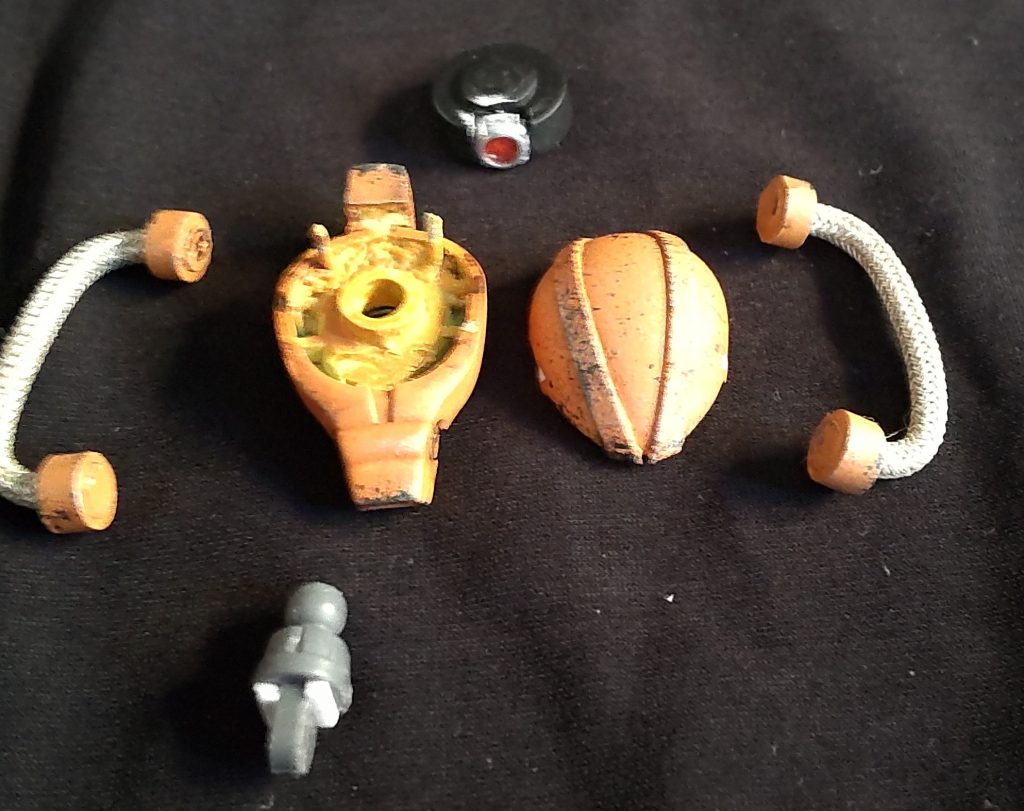 頭部分解状態。高さを抑えるため真ん中くらいで水平に切断、内部の軸やモノアイ取付け部等も合わせて加工。頚部PCへのプラ板接着と頭部下部への穴をあけた丸モールドの接着により首を延長。動力パイプはネオジム磁石で脱着出来る様にしました。