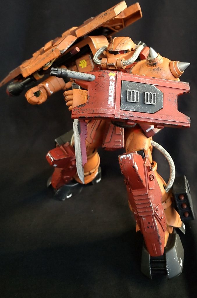 右手のシールドはアヘッドのものにガトリングを追加して製作。