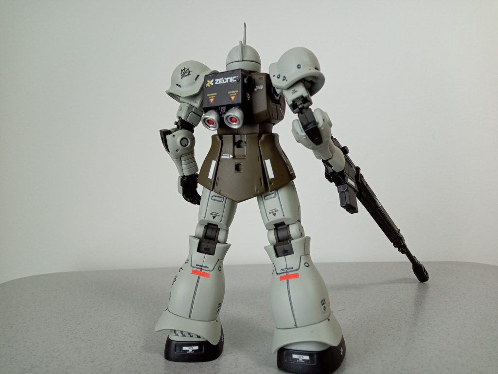 このガンプラ高騰に時代に、ちまちまパーツを集めて小改造しました。よく見ると、左肩の丸いアーマーは、別仕様の旧ザクパーツなので、サイズが大きめですが、現地改修っぽくて結果オーライです。(汗)