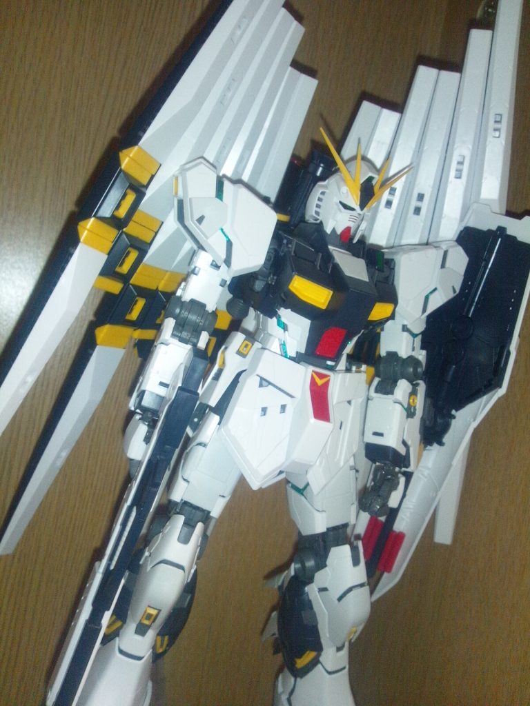 サイコフレームがちょとだけ見えてます。ファンネルのポロリが酷いのでネオジムにしようと意気込んだものの挫折した機体です……（ ＴДＴ）