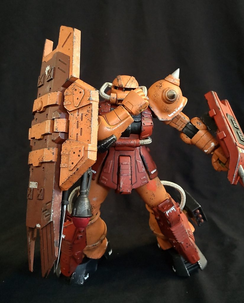 左肩シールドはコトブキヤの大型シールドを取付け。裏にはナイフとハンドガン、シュツルムファウストを装備。