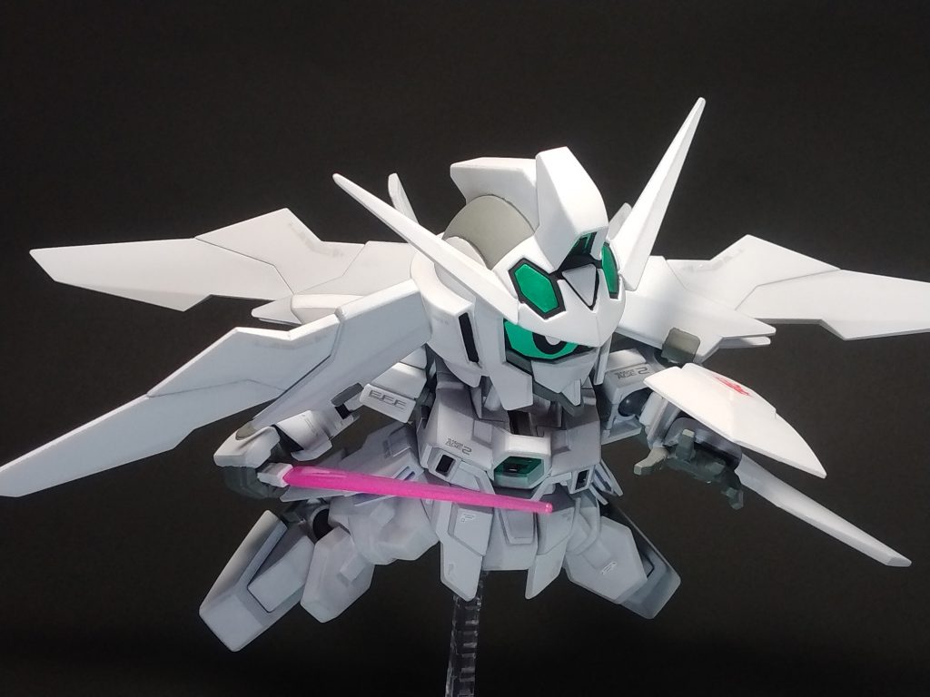 4枚羽は元のままだと固定されていて、ポージングさせ難かったので1軸ですが可動軸を設けました。サーベルのビーム刃はクロスシルエットのフェニックスから拝借。