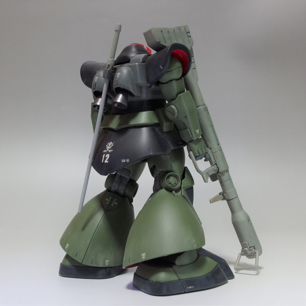 バズーカを自然にかつげるよう後部延長、前部短縮してます。