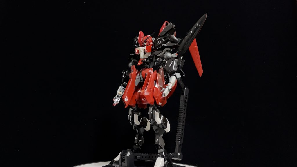 個人的に気に入ってるのは、機首が背中で羽のようになっていることです。ウーンドウォートの背面は何か接続できるような形状じゃないので、お尻のジョイントから伸ばしています。YouTubeに製作工程をあげています。よかったらプロフィール欄のリンクからどうぞ!