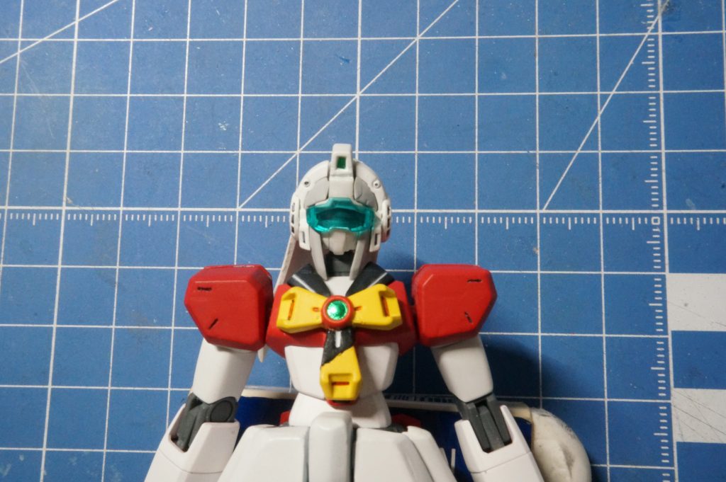 本体の変更内容は、・アンテナは削除して額は前髪っぽく仕上げ。・ツインカメラを削ってジムっぽいカメラに変更。・バイザーはGM/GMから拝借。・髪の毛は元がゴージャスすぎたのでふわっとした部分をカット。・口元の赤いのを切除。・襟っぽい部品の裏側にネオジム磁石追加・肩のスジボリラインをパテ埋めし、ジムっぽいモールド追加。・胸のタイは足?を1本に変更。つづく