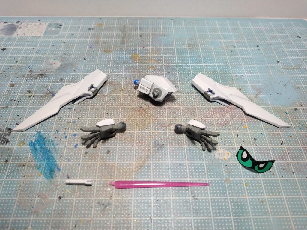 主な工作部分羽：3mm径の穴を開けて適当なKPSランナーを軸にして接続開き手：ビルドハンズのLサイズにCSフレームの関節ボールを移植サーベル：柄の肉抜き穴を開孔してフェニックスのビーム刃を装着瞳シール：いつもの紙に印刷した物を使用