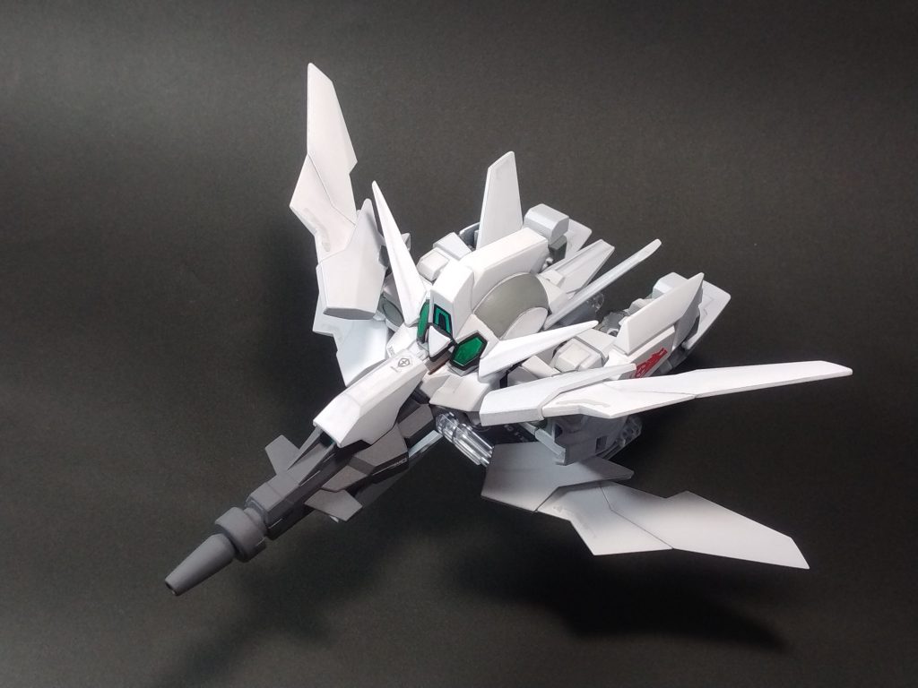 肝心の飛行形態。差し替えですがストライダーフォームへの変形が元から可能です。色が白い事もあって白鳥みたいなシルエットになりますね。