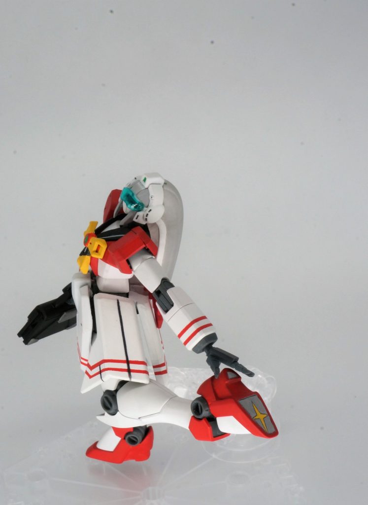 連邦シールドあった方がジムっぽいとは思いますが、機体的に盾は似合わないのでせめてもと、シューズソールに連邦シールドマークを追加。