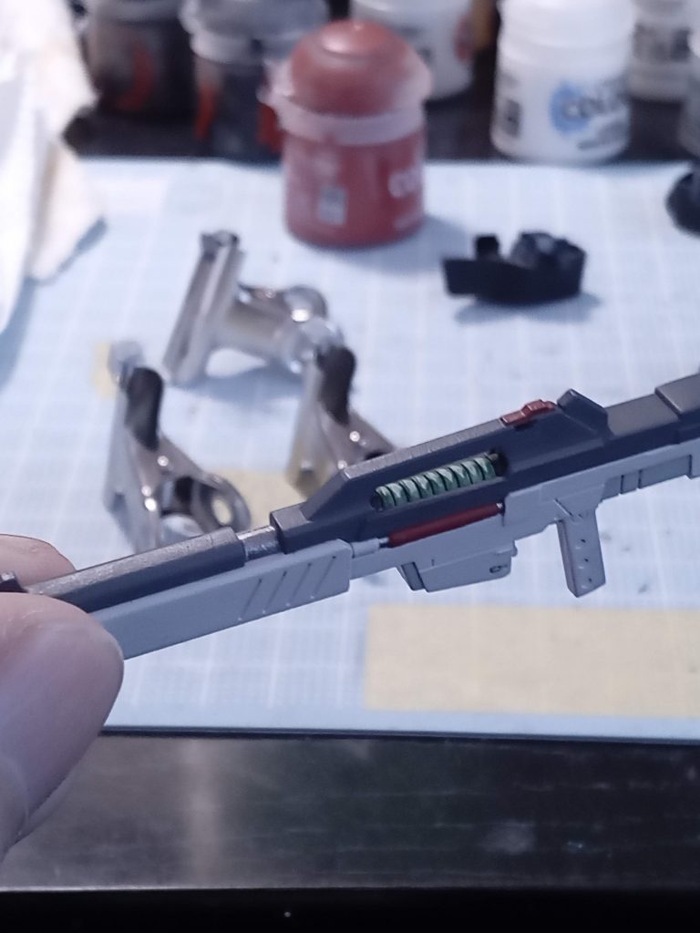 ビームライフルにシタデルのコントラストカラーを使って、発光してるように塗りました。設定上そういう装置では無いと思いますが違和感なくいけたかなと。