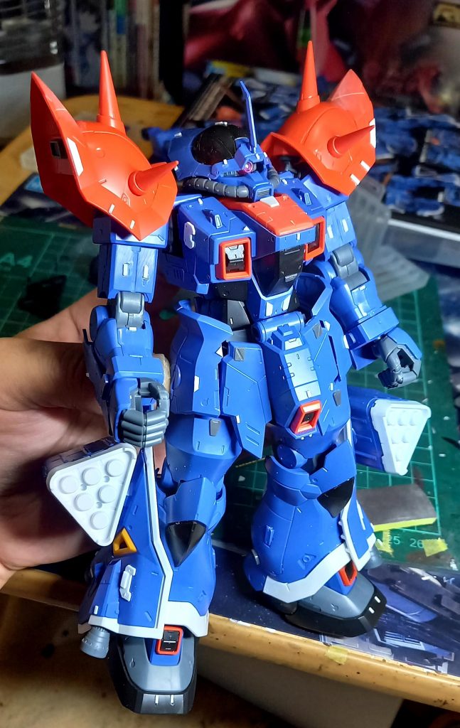 今回はスジボリは少しだけで、モールドの彫って、プラ板沢山つけました