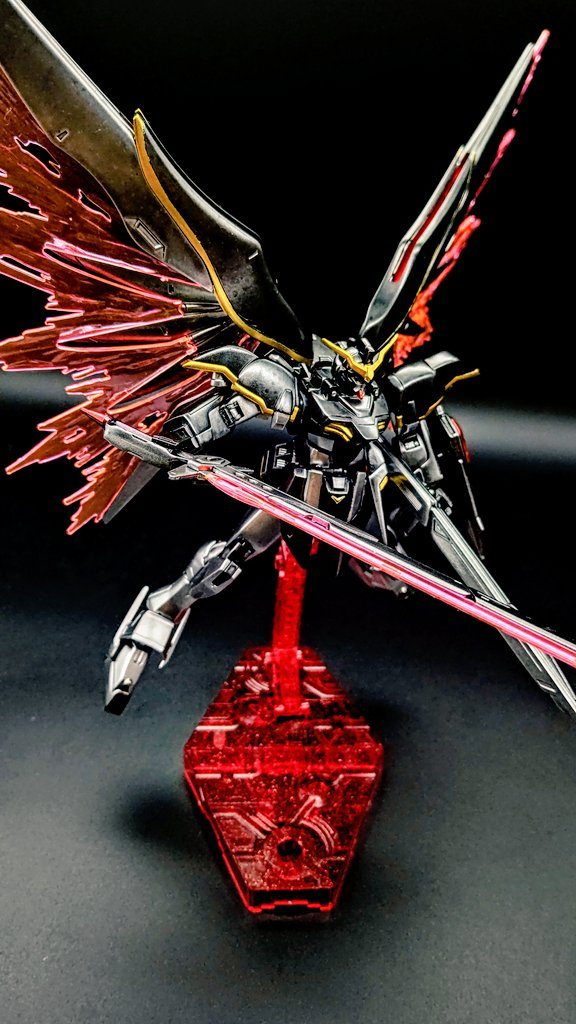 武器を構える事は可能ですがアロンダイトが重いため長時間の保持は難しいと思われます。羽は最近のHGに多い2つ穴なので改造せずしっかり装着出来ます。初心者でもオリジナルガンダムが作れるんですから素晴らしい世の中になったなーと感じます( ^ω^ )ちなみにこちらのデスサイズは背中のハイパージャマーを取ってしまっているのでステルス機能はございません。デスサイズのコンセプトとは...プロフェッサーGごめんなさいw