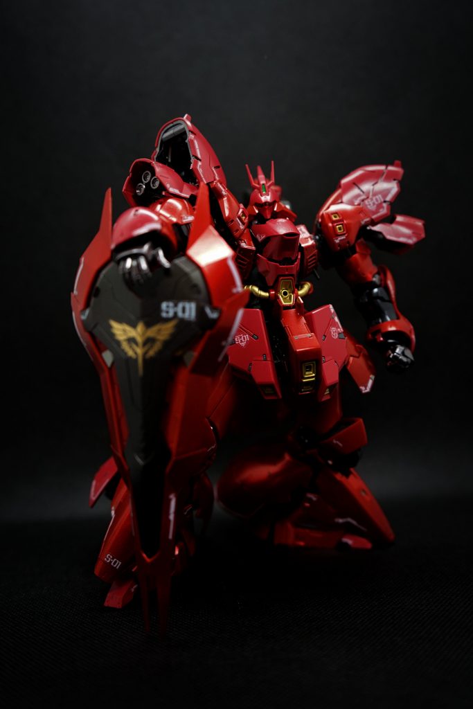 盾を携えて。顔の角度のせいか、ガラが悪いですね