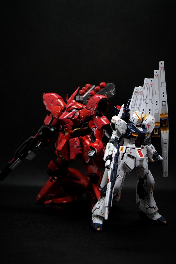 最後はガンスタさんに初めて投稿した2機のうちの1機、RGνガンダムと。この2機を並べて飾る小学生の頃の夢がついに叶いました。