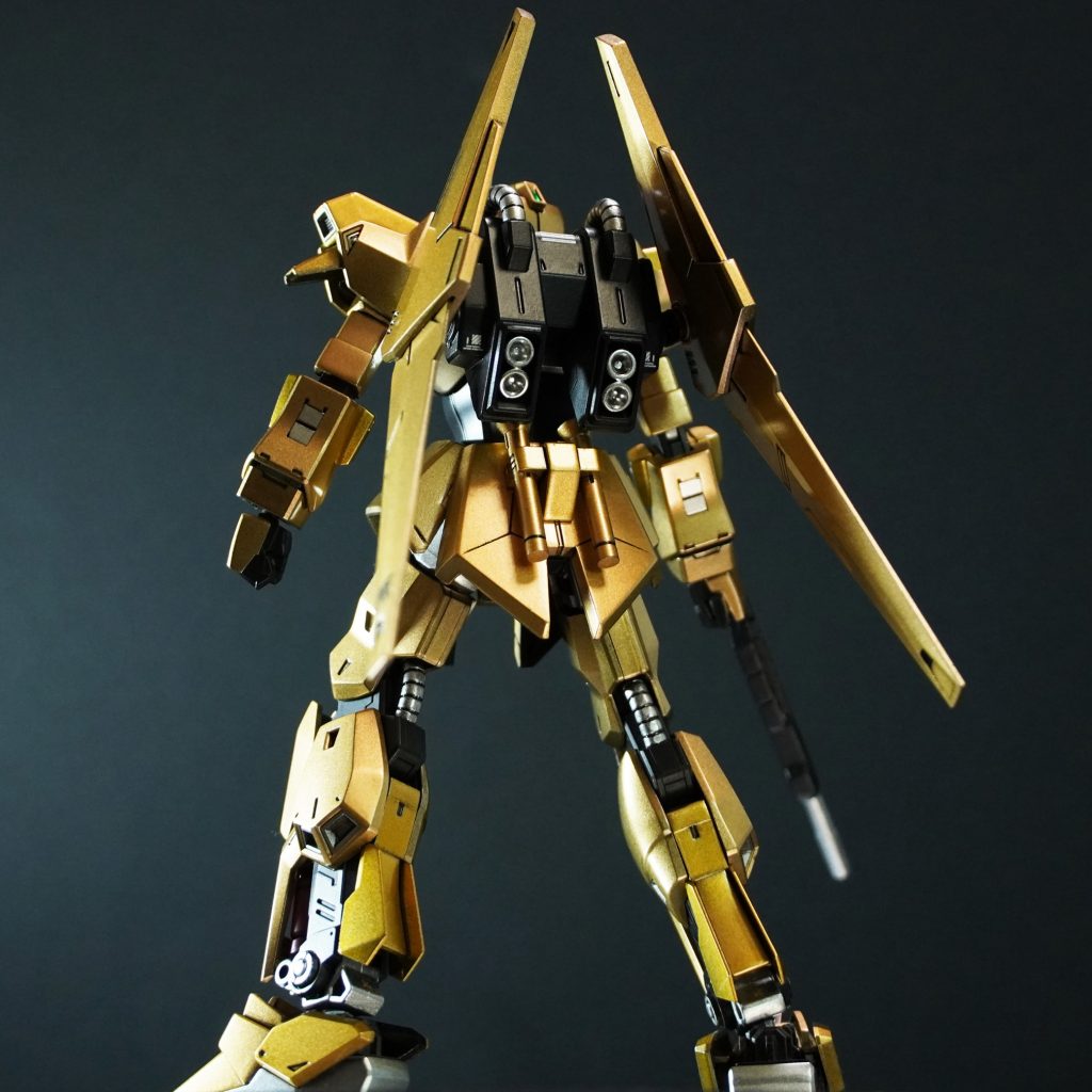 改造したアンテナとバーニア部分はガンダムマーカーEXガンダムメッキシルバーを使用しています。