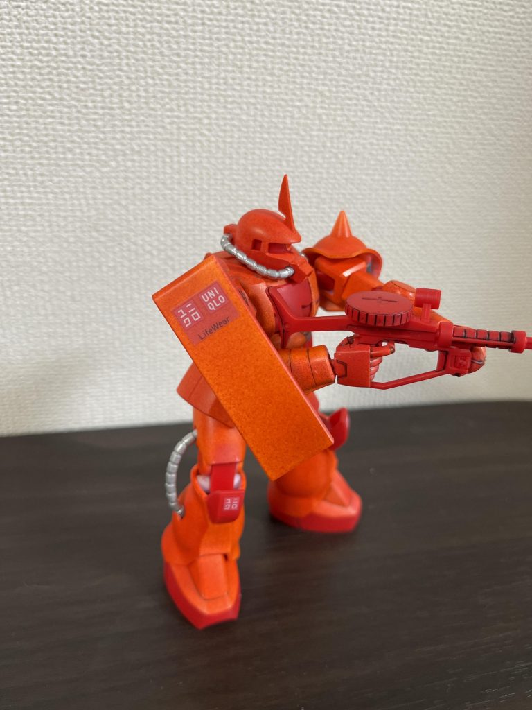 ガンダムマーカーはSEED DESTINY レッドを使用。水性トップコートを吹いたら少し色合いが変わりました。