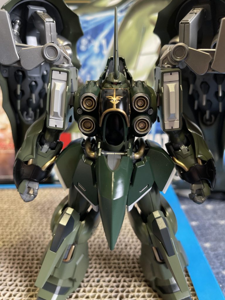 胸のエングレービングだけ塗りました、袖のところは挫折しました。