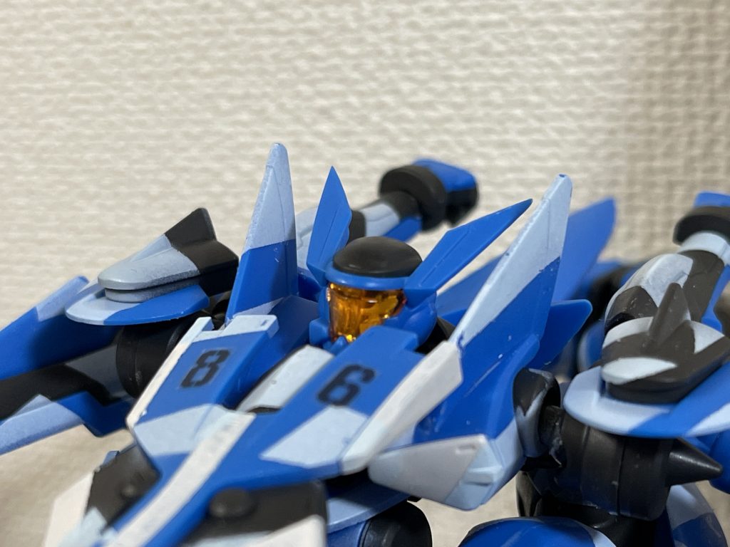 左眼部分の塗装はパーツ裏側を黄色で塗装してみたのですが思っていた発色とは違いました、、