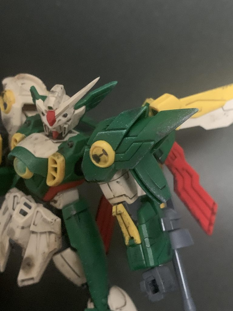 左肩のエッジ部分には白の塗料でチッピングを施しエッジの強調をしました。結構いい感じ。