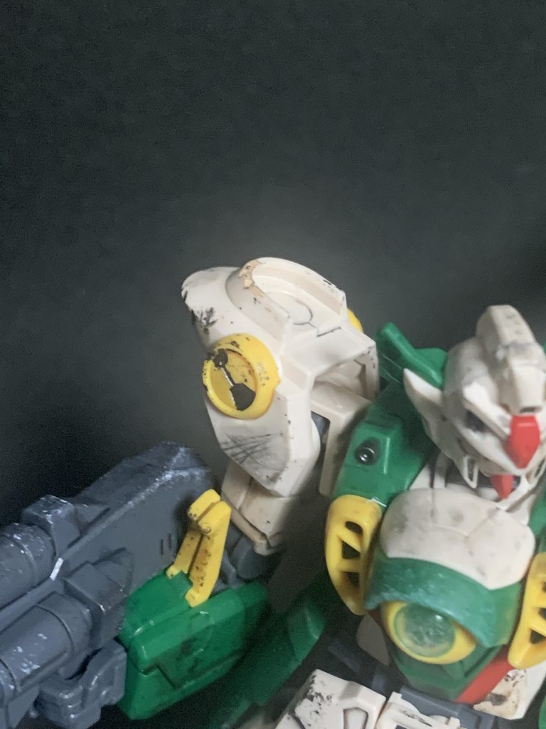 右肩はデザインナイフでダメージ表現に挑戦しました。傷つけた部分をリアルタッチマーカーでぼかすとよりリアルな感じが出る。