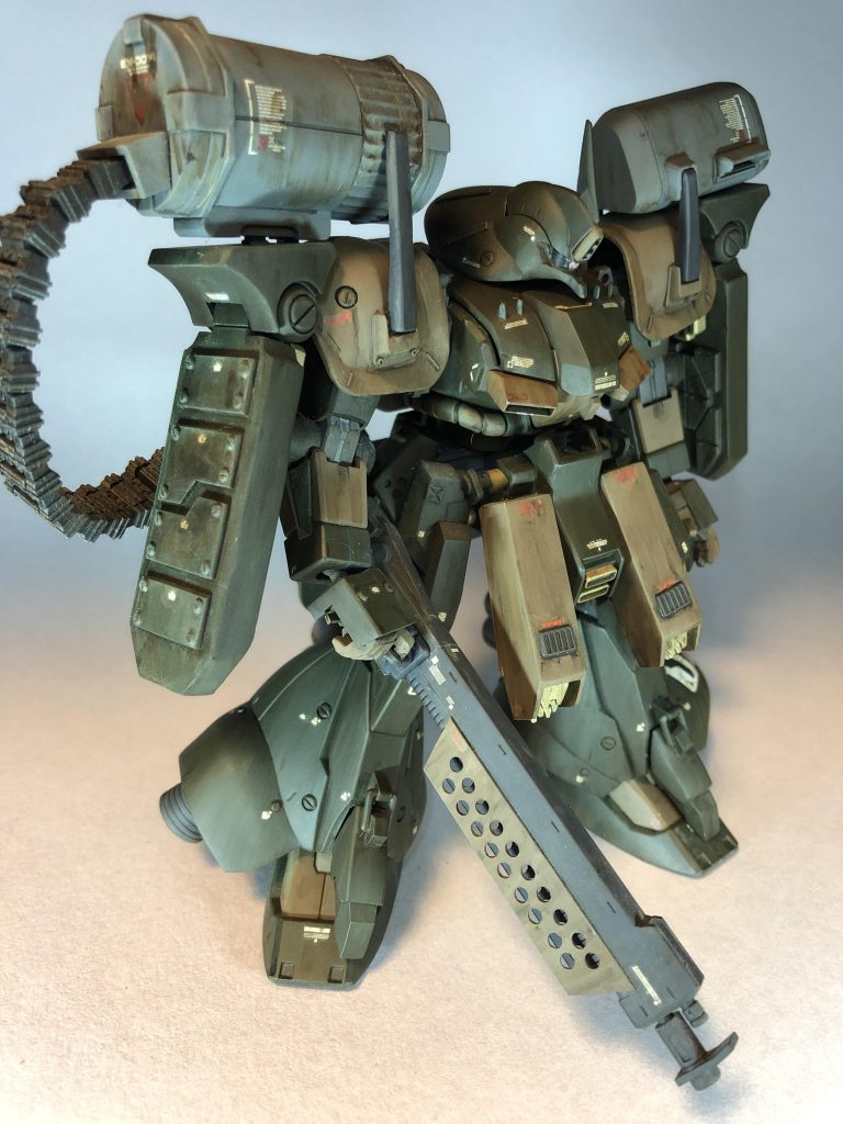 肩アーマーは厚みを増してディテールを追加しています。肩のタンクはコトブキのやつを少し改造して左右非対称に変更しました。