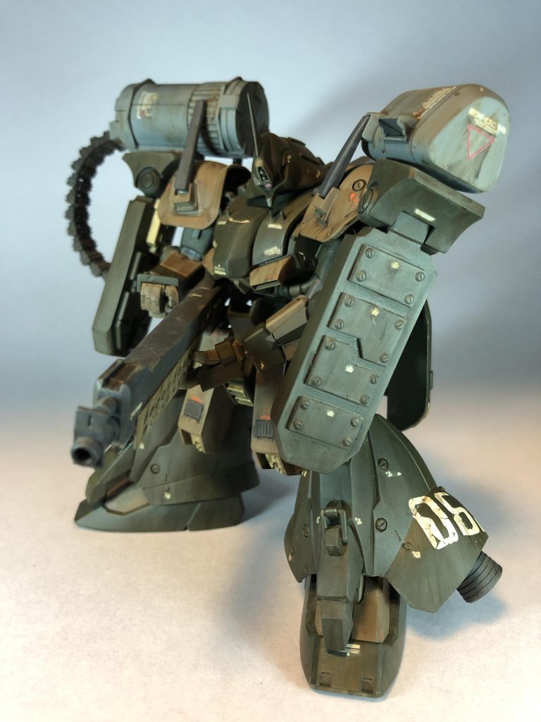 ライフルを両手持ちするために肩関節をボールジョイに変えてジャンクパーツでディテール追加しました。