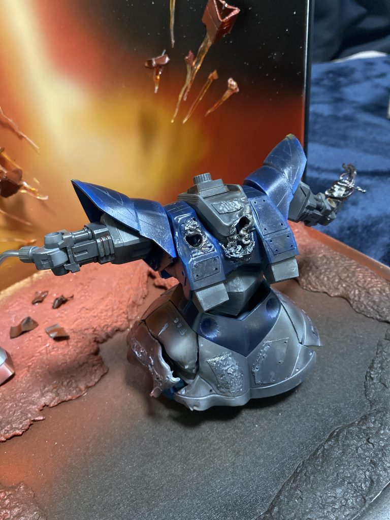 アニメを見て学び、ガンダムに撃たれた箇所の表現。右フロントスカートは落下の衝撃を妄想。スカートの分断加工、肩アーマー段差加工。暗い色をあとから吹いているので独特の雰囲気に。