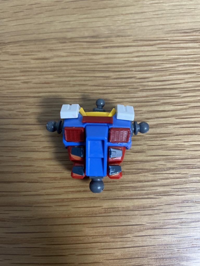 胴パーツはフルアーマガンダムのパーツを切り取り接着しました。
