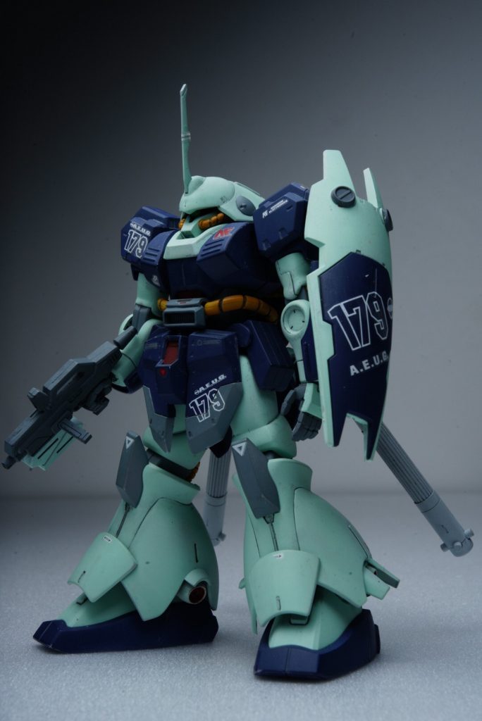 フロントサイド。後々マラサイでみられるジオン然とした肩部は現行ではジム系統の物で構成されており武装面もシールドはGM系統と同一規格、装着も腕部にマウントする従来の連邦機と同様な構成になってます。