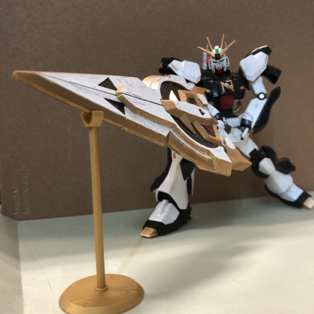 ジオニックソードデカすぎですよね。残念ながら支えないと自立しません。最後までご覧いただきありがとうございました。