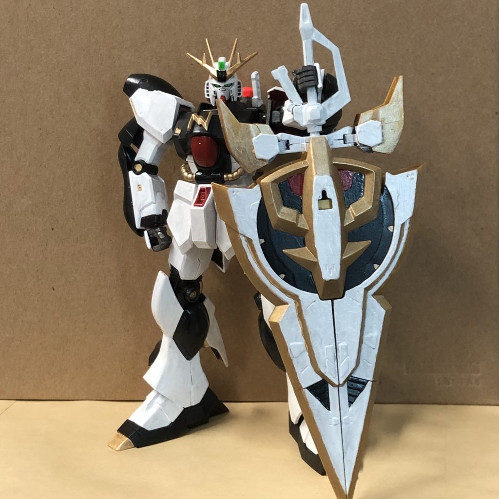 νジオンガンダムのお約束のポーズです。正義の味方っぽく白主体にしました。