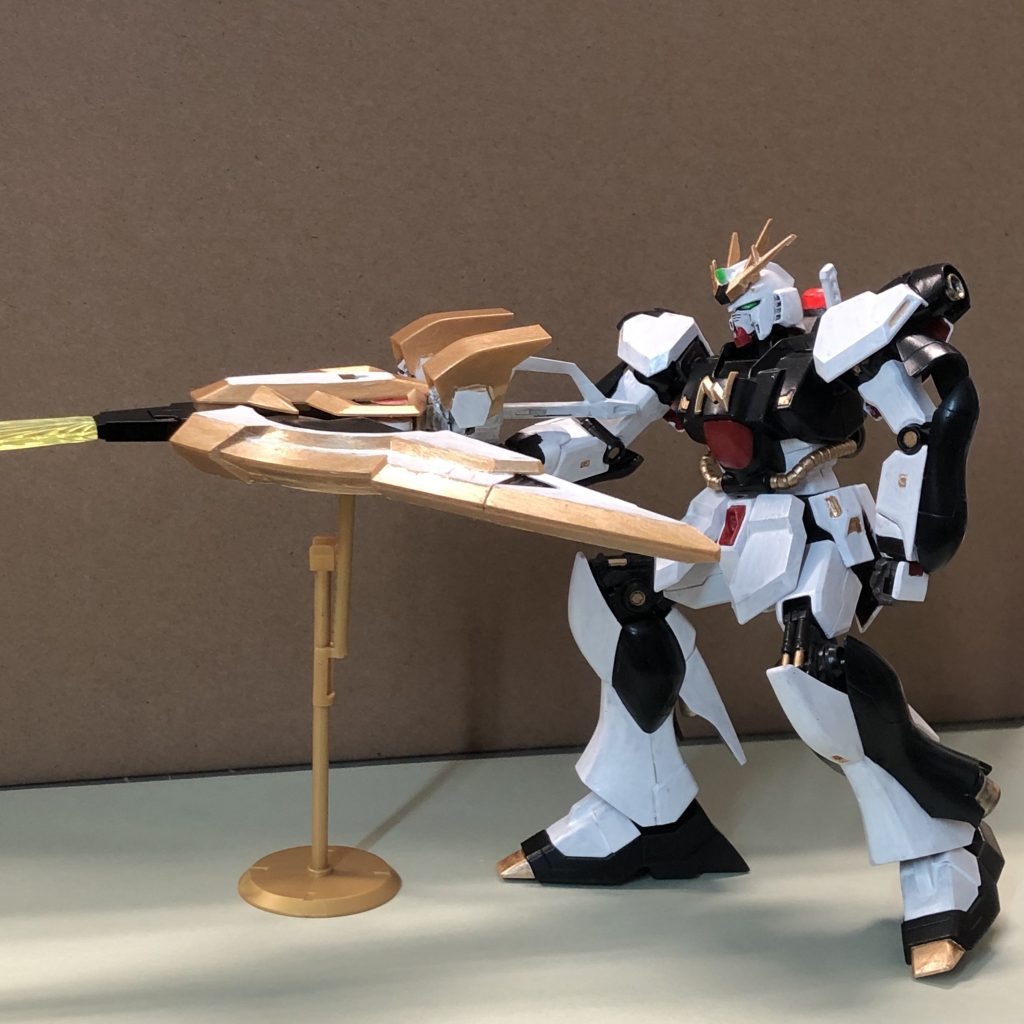 ジオニックソードボウガンモードです。ソードを変形させていたら塗装が噛んで剣の片側の支持部が折れました。塗装初心者あるあるです…。いや、この角度なら見えない見えない