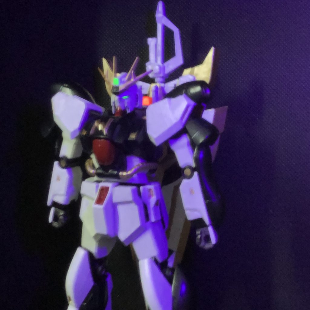 目と額・背中のパトライト(嘘)は蛍光塗料です。100均のUVライト当てて光らせて遊んでいます。