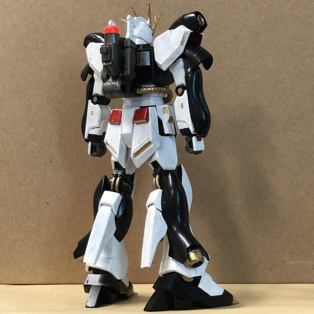 背中の円柱状のものがいわゆるパトライトみたいに見えるので、蛍光塗料で塗ってあります。