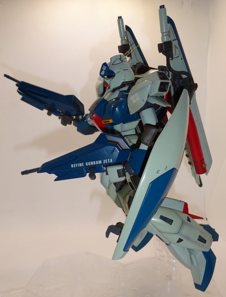 今回追加で作った スラスター兼ジェネレーターは 対ファンネル用ツインスプラッシュビームガンとして使うこともできるってことにしときます(俺設定) 大尉のようにファンネルをピンポイントで撃ち落とせる腕が無くても 貫通力低めだけど攻撃範囲が異常に広いシャワー状のビームで なんとなく撃っとけば ファンネル程度なら撃ち落とすことができるかもしれない武装です これでギュネイにも勝つる ただし味方に当てないように注意だ 誘爆を避けるためこのビームガンにもメインシールド同様の耐ビームコーティングが施してあり 数秒間ならビーム砲の直撃にも耐え ビームサーベルとも切り結べる強度だぞ!?(ご都合主義設定