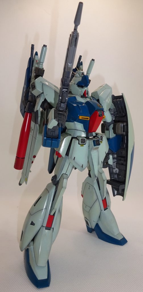 変形させるにあたり 肘関節の可動域を増すために・・たしか陸戦ジムか何かの物に取り変えて後嵌め加工していたかと思います 今回 仮に持たせているライフルはキットの物ではなくコトブキヤさんのツインリンクマグナムとか言う商品を多少加工しているものです 案外サイズ感なども違和感なく変形時にはシールド裏にピッタリ収納できたのでこれを加工して塗装しようかと思っています あと、変形時に必要なシールドとウイングの連結パーツは可倒式に加工してシールド裏に常に取り付けている状態です