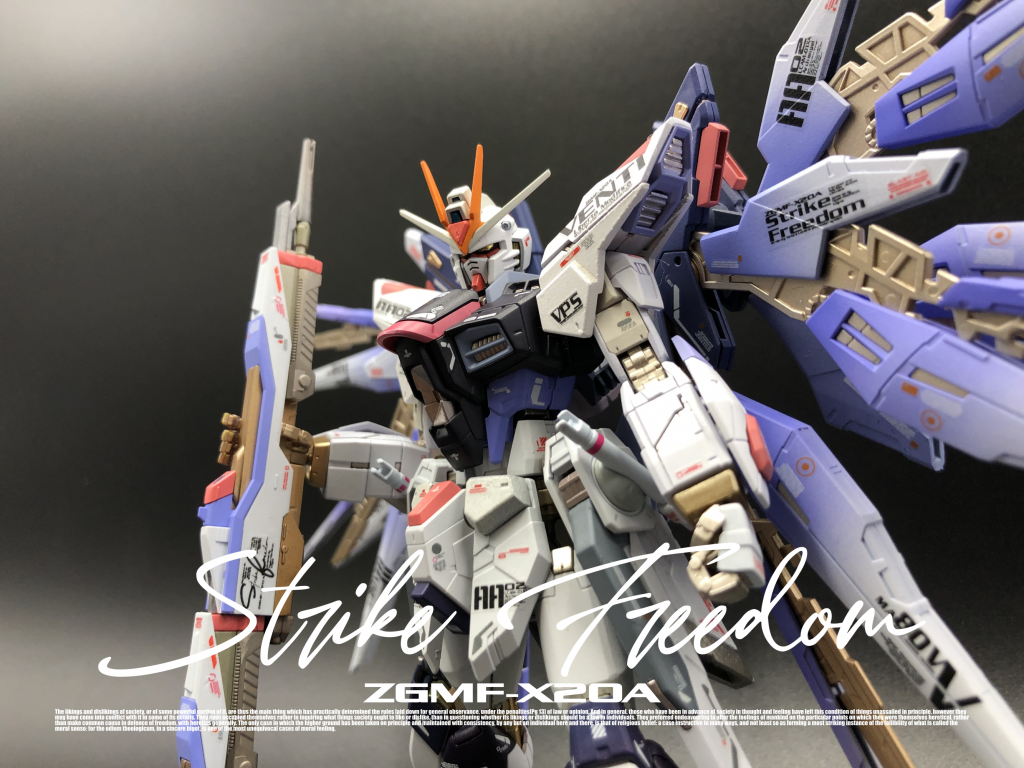大きなテーマは２つありました。テーマ１　「フレームの金色の表現」　ストライクフリーダムはいろいろなアイテムで立体化されていますが、　損をしていると思うのが、フレームの金色です。　いろいろなキットで使用されている成型色ですが、好みではありません。　RGもそうなんですが、あまりカッコよくない金色なんです。　確かに金色なんですが、濁った色合いです。　そこで、シルバーよりの金色、カッパーよりの金色など調色をして、複数の金色で塗装しました。