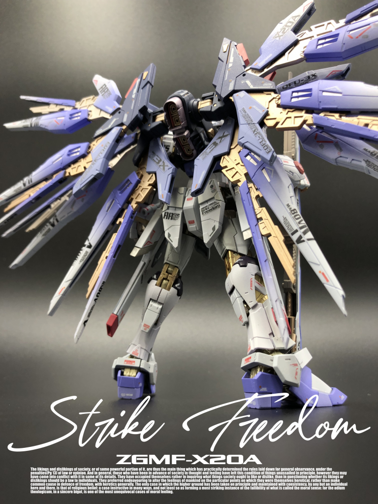 テーマ２　「機動兵装ウイングの表現」　機動兵装ウイングですが、設定画の配色では、なんというか、モッサリしてるんですね。　軽やかさ、華やかさをプラスする方向で塗装をしました。　フレームが金メッキで再現されています。　ですが、あまりにギラギラしすぎています。　（メッキだから、そういうものなんですが）　そこで、メッキを落として、複数の金色で塗装しています。　そんなに難しいことはせずに、パーツごとに色を変えただけです。