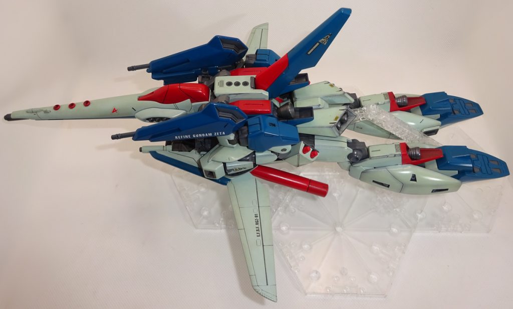 変形させるとこんな感じです バックパック中心部のブロック状のパーツだけは完全に自作ですが(プラ板とプラ棒での箱組)あとはBWSの部品やその連結パーツの加工 他キットやジャンクパーツの加工です あと今回これを完成させるにあたり使わせていただいたのはコトブキヤさんのモデリング支援パーツで、その加工や複製で追加スラスター部分は制作しました