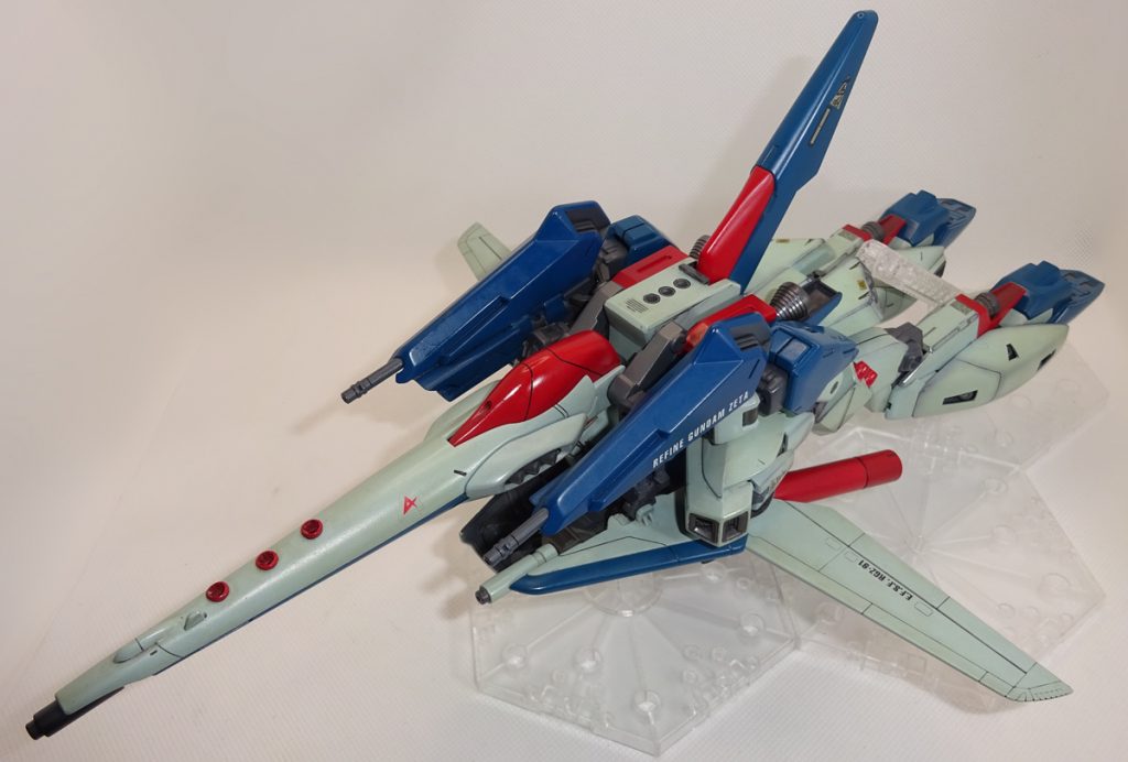 機首のメガ粒子砲を大きくしているのとMS時に機首をスタビレーターとして機能させるための三連スラスター あとピトー管?などを取り付けてているようですね バックパック中央のブロックパーツにも三連スラスターが付いてるな・・・ブームだったのかな? 当時のことはまたあんまり覚えていませんw ゼータプラスのウイングはほぼそのままでメガ粒子砲兼ハイパービームサーベルをスイングできるように取り付け シールドとの連結部分の加工くらいですかね