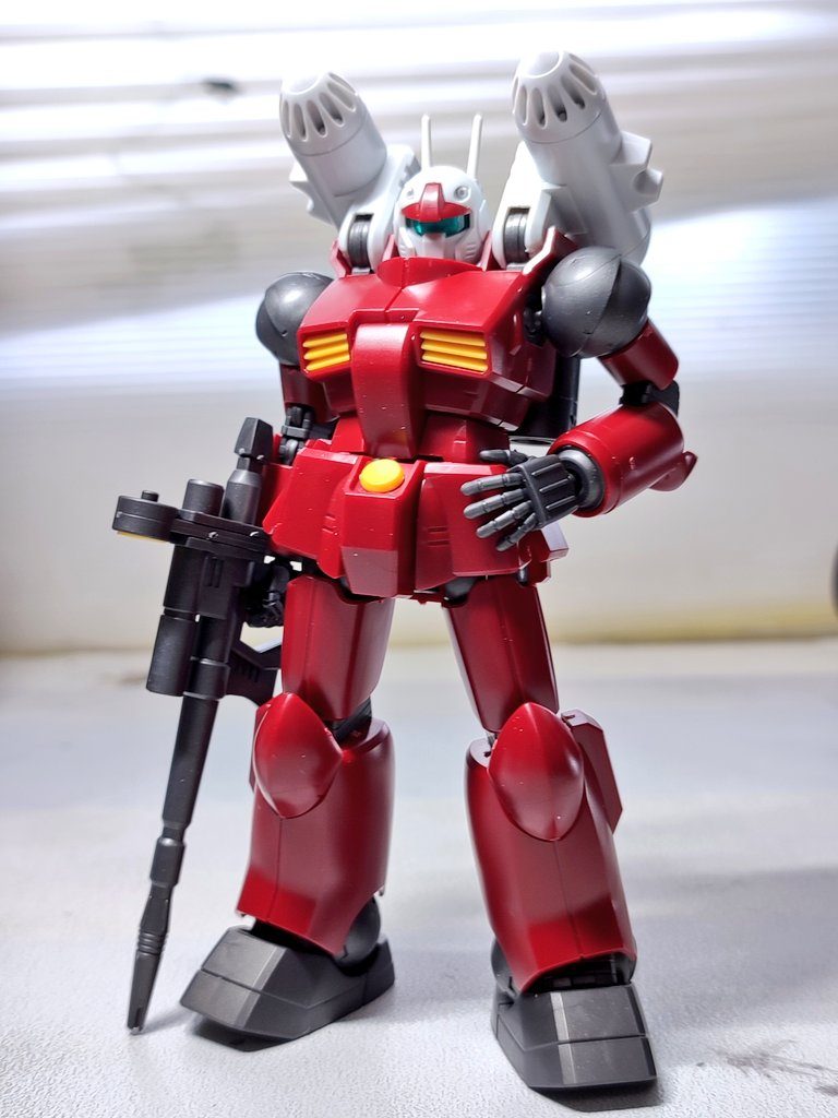 パチ組み状態。赤い成型色が通常のものより深くていい色だったのでこれは活かさねば!と思いました。やはり太腿の細さが顕著ですね。流石にアンバランスに感じます。