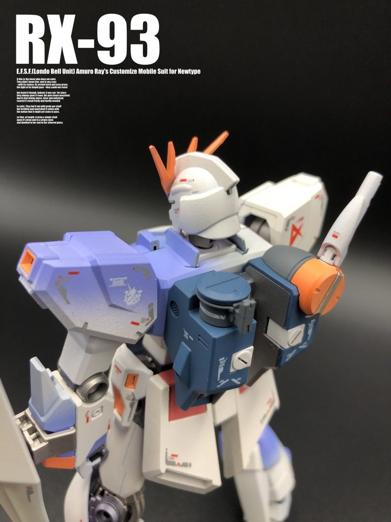 塗料はクレオスMr.カラーを使用。白はホワイトとキャラクターフレッシュ、青はホワイトにコバルトブルーと蛍光ピンクを加えて調色しています。